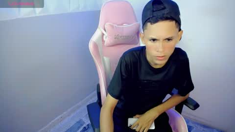 Snapshot of sombra_18 chatting on 06/23/26, 12:30 ESTEBAN online show from 06/23/26, 12:30