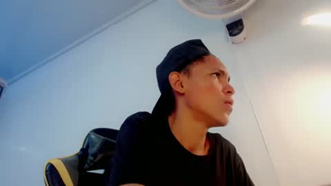 Snapshot of sombra_18 chatting on 07/22/26, 02:20 ESTEBAN online show from 07/22/26, 02:20