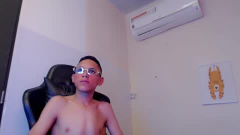 Snapshot of sombra_18 chatting on 08/03/26, 11:41 ESTEBAN online show from 08/03/26, 11:41