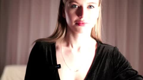 Snapshot of soomento chatting on 12/16/25, 02:22 Mona Wice online show from 12/16/25, 02:22