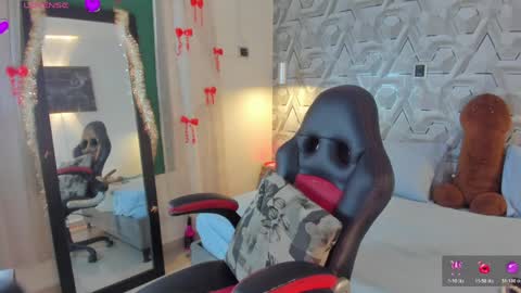Snapshot of sophi_01 chatting on 05/02/26, 03:33 sophie online show from 05/02/26, 03:33