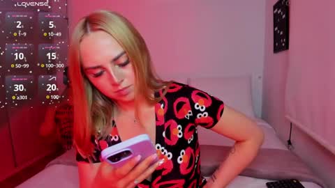 Snapshot of sophi_moreno chatting on 12/18/24, 01:15 Sofi online show from 12/18/24, 01:15