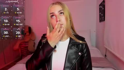 Snapshot of sophi_moreno chatting on 12/19/24, 04:23 Sofi online show from 12/19/24, 04:23