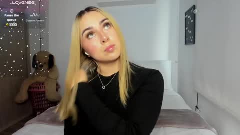 Snapshot of sophi_moreno chatting on 03/10/25, 10:02 Sofi online show from 03/10/25, 10:02