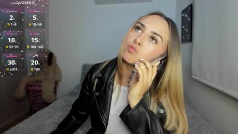 Snapshot of sophi_moreno chatting on 11/15/25, 02:42 Sofi online show from 11/15/25, 02:42