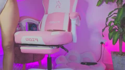 Sophia Independent model online show from 10/17/25, 12:01