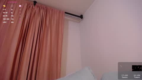 Snapshot of sophia_bones chatting on 01/06/25, 03:20 SophiI online show from 01/06/25, 03:20