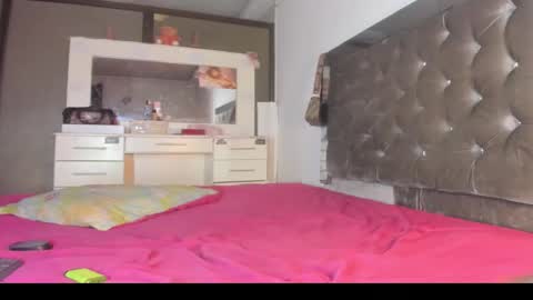 Snapshot of sophia_horny19 chatting on 12/18/25, 11:00 sophia_horny19 online show from 12/18/25, 11:00