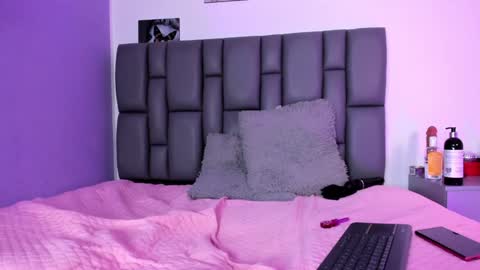 Snapshot of sophia_lemos chatting on 01/14/25, 07:43 Sofia  online show from 01/14/25, 07:43