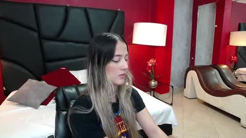 Snapshot of sophia_loreenn chatting on 01/15/25, 02:13 Sofia online show from 01/15/25, 02:13
