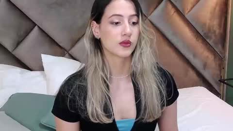 Snapshot of sophia_loreenn chatting on 02/13/25, 11:28 Sofia online show from 02/13/25, 11:28