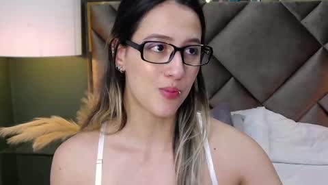 Snapshot of sophia_loreenn chatting on 02/24/25, 02:48 Sofia online show from 02/24/25, 02:48