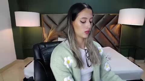 Snapshot of sophia_loreenn chatting on 03/08/25, 11:48 Sofia online show from 03/08/25, 11:48