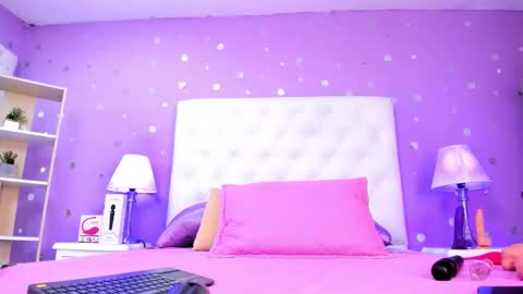 Snapshot of sophia_models chatting on 10/04/25, 07:01 Sophia  online show from 10/04/25, 07:01