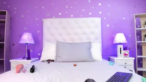 Snapshot of sophia_models chatting on 10/18/25, 07:25 Sophia  online show from 10/18/25, 07:25