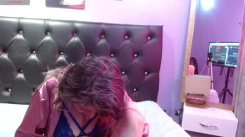 Snapshot of sophia_ny chatting on 12/22/24, 03:44 SOPHIA online show from 12/22/24, 03:44