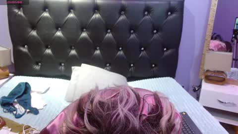 Snapshot of sophia_ny chatting on 12/27/24, 02:04 SOPHIA online show from 12/27/24, 02:04