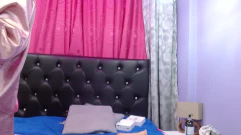 Snapshot of sophia_ny chatting on 02/12/25, 02:45 SOPHIA online show from 02/12/25, 02:45