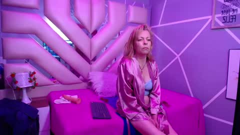 Snapshot of sophia_ny chatting on 02/18/25, 02:16 SOPHIA online show from 02/18/25, 02:16