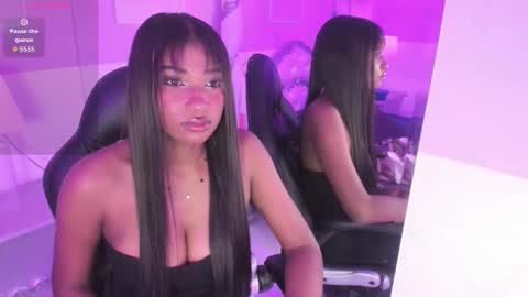 Snapshot of sophiabloss chatting on 11/26/25, 04:35 Sophie online show from 11/26/25, 04:35