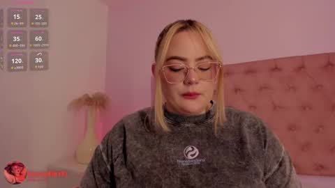 Snapshot of sophiarossee chatting on 10/16/25, 12:17 Sofi online show from 10/16/25, 12:17