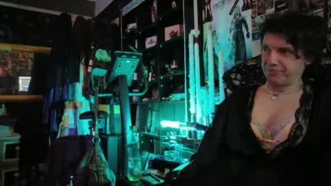 Snapshot of sophie198013 chatting on 06/16/26, 10:56 Sophie Satin1980 online show from 06/16/26, 10:56