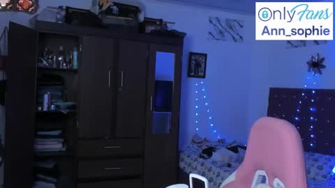 Snapshot of sophie_dolly_ chatting on 10/27/25, 06:56 sophie doll online show from 10/27/25, 06:56