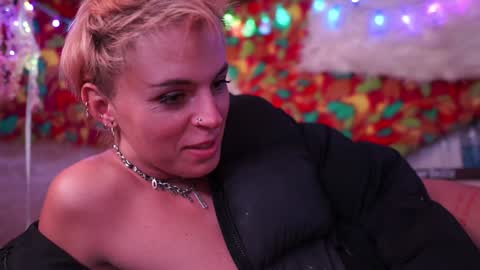 Snapshot of sophie_lovely chatting on 12/24/24, 08:11 derpy derpington online show from 12/24/24, 08:11