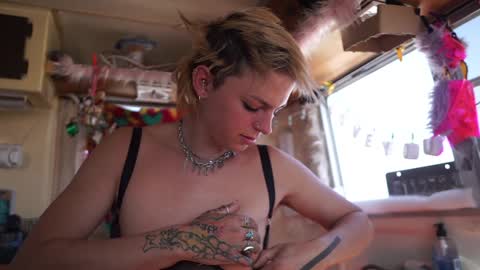 Snapshot of sophie_lovely chatting on 01/25/25, 09:46 derpy derpington online show from 01/25/25, 09:46