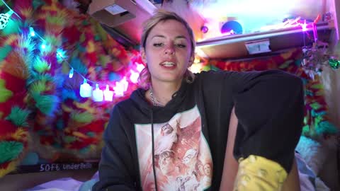 Snapshot of sophie_lovely chatting on 02/02/25, 04:48 derpy derpington online show from 02/02/25, 04:48