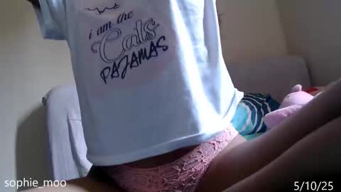 Snapshot of sophie_moo chatting on 10/05/25, 09:02 Sophie online show from 10/05/25, 09:02