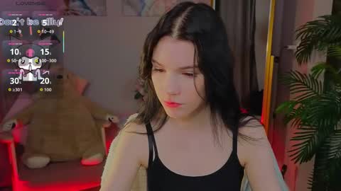 sophie_nomenal_ online show from 10/13/25, 01:44