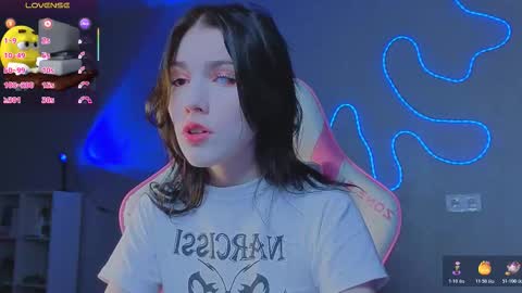 sophie_nomenal_ online show from 12/21/25, 12:23