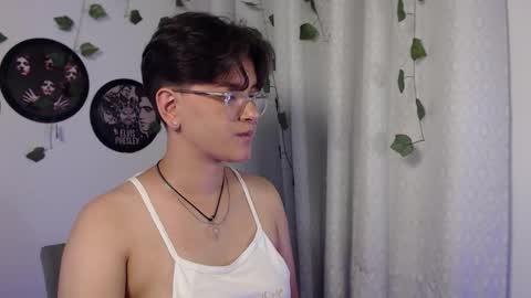 Snapshot of sophie_ross1 chatting on 11/20/25, 01:17 sophie_ross1 online show from 11/20/25, 01:17