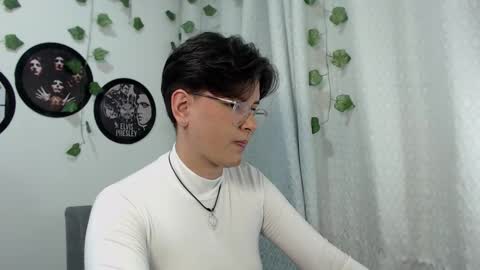 Snapshot of sophie_ross1 chatting on 11/27/25, 01:18 sophie_ross1 online show from 11/27/25, 01:18