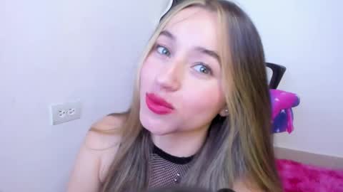 Snapshot of sophie_spencer1 chatting on 12/23/25, 02:31 sophie_spencer1 online show from 12/23/25, 02:31