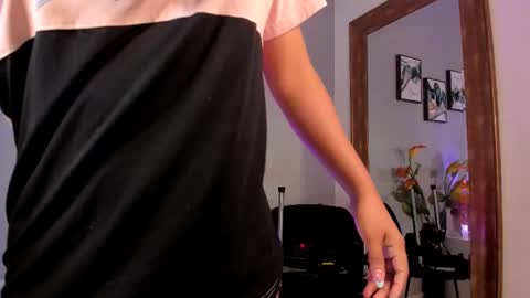 sophie_w1 online show from 12/05/25, 12:36