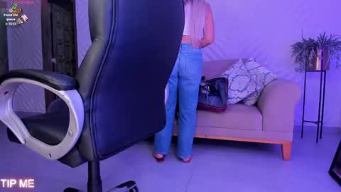 Snapshot of sophiebarnett_ chatting on 04/17/26, 11:52 Sophie online show from 04/17/26, 11:52