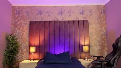 Snapshot of sophiegriffin_ chatting on 04/04/26, 01:19 Sofa online show from 04/04/26, 01:19