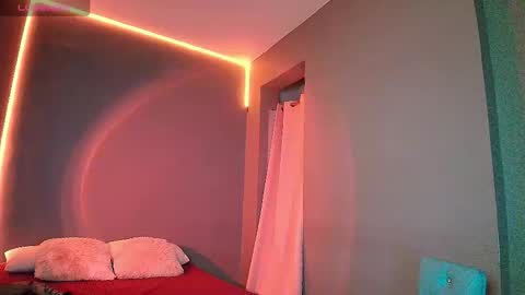 Snapshot of sophiejuicy_ chatting on 12/04/25, 06:01 sophiejuicy_ online show from 12/04/25, 06:01