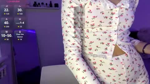 Snapshot of sophielainee chatting on 04/26/26, 07:00 citygirl my face is 10 my body tea everything on me natural im petiteee online show from 04/26/26, 07:00