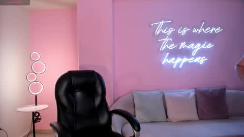 Snapshot of sophielanne chatting on 02/24/26, 04:43 Sophie online show from 02/24/26, 04:43