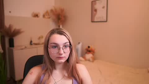Snapshot of sophielux18 chatting on 05/20/26, 01:17 Emma online show from 05/20/26, 01:17