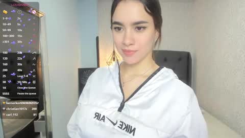 Snapshot of sophiemeyer chatting on 02/11/25, 06:33 Sophie online show from 02/11/25, 06:33