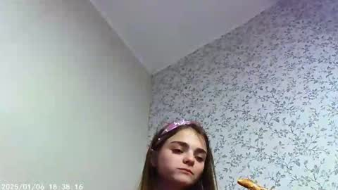 Snapshot of sophiesuvi chatting on 01/05/25, 08:21 Sophie and my bestie Mandy    online show from 01/05/25, 08:21