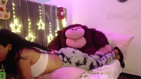 Snapshot of sophiia_dreams chatting on 12/22/24, 01:34 Sophia this is not my real name online show from 12/22/24, 01:34