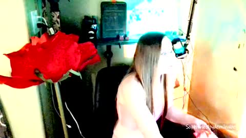 Snapshot of sophtheshydemibabe chatting on 04/28/26, 03:44 Soph online show from 04/28/26, 03:44