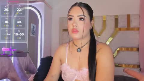 Snapshot of sophy_champagne chatting on 12/22/25, 02:30 sophy online show from 12/22/25, 02:30