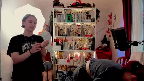 Snapshot of sova_energy chatting on 11/04/25, 01:43 Leah online show from 11/04/25, 01:43