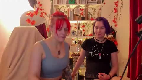 Snapshot of sova_energy chatting on 11/12/25, 06:30 Leah online show from 11/12/25, 06:30